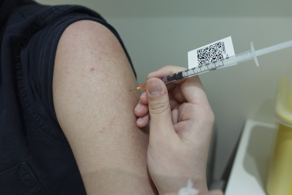 無論當局抑或大機構,現時對打針都採取柔性處理。資料圖片