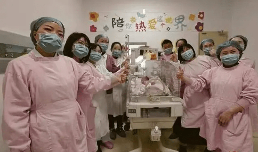 喜悦满100天，医务人员为「巴掌女婴」举行庆祝仪式。