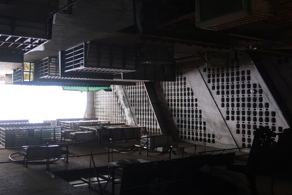 曾肇弘 – 澳門街的新與舊 紅街市附近的舊樓，兩座大廈的中間是一排「之」字形的樓梯