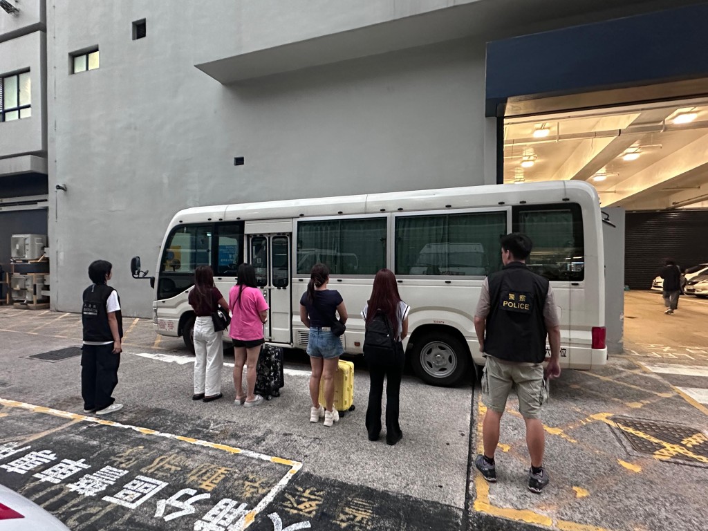 跨部門大埔及上水區掃黃，拘捕14名內地女子。警方圖片