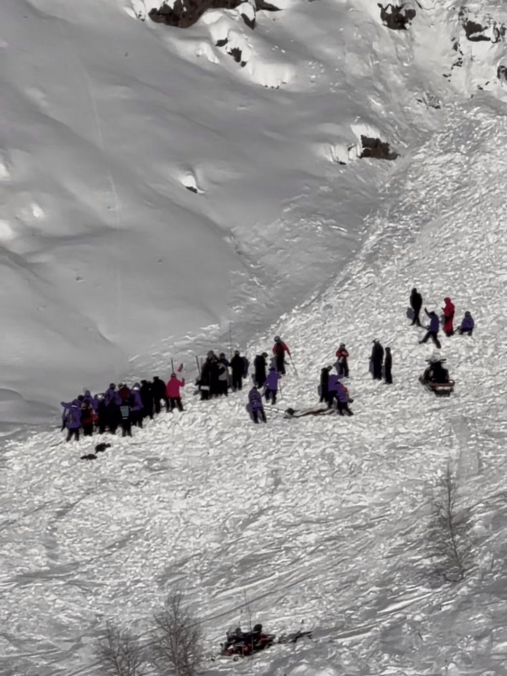 雪崩後眾人上前試圖搜索。小紅書:S_王爷沈点心 雪崩後眾人上前試圖搜索。小紅書:S_王爷沈点心