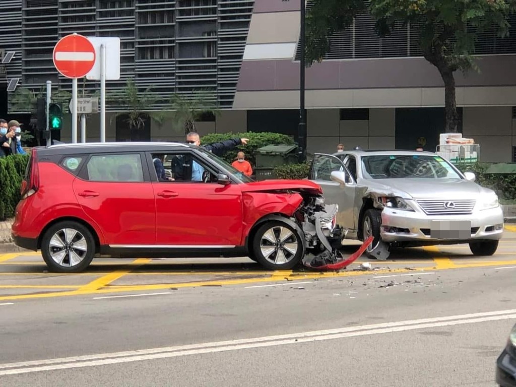 红色私家车车头严重损毁。fb屯门公路塞车关注组Norman Ng图片