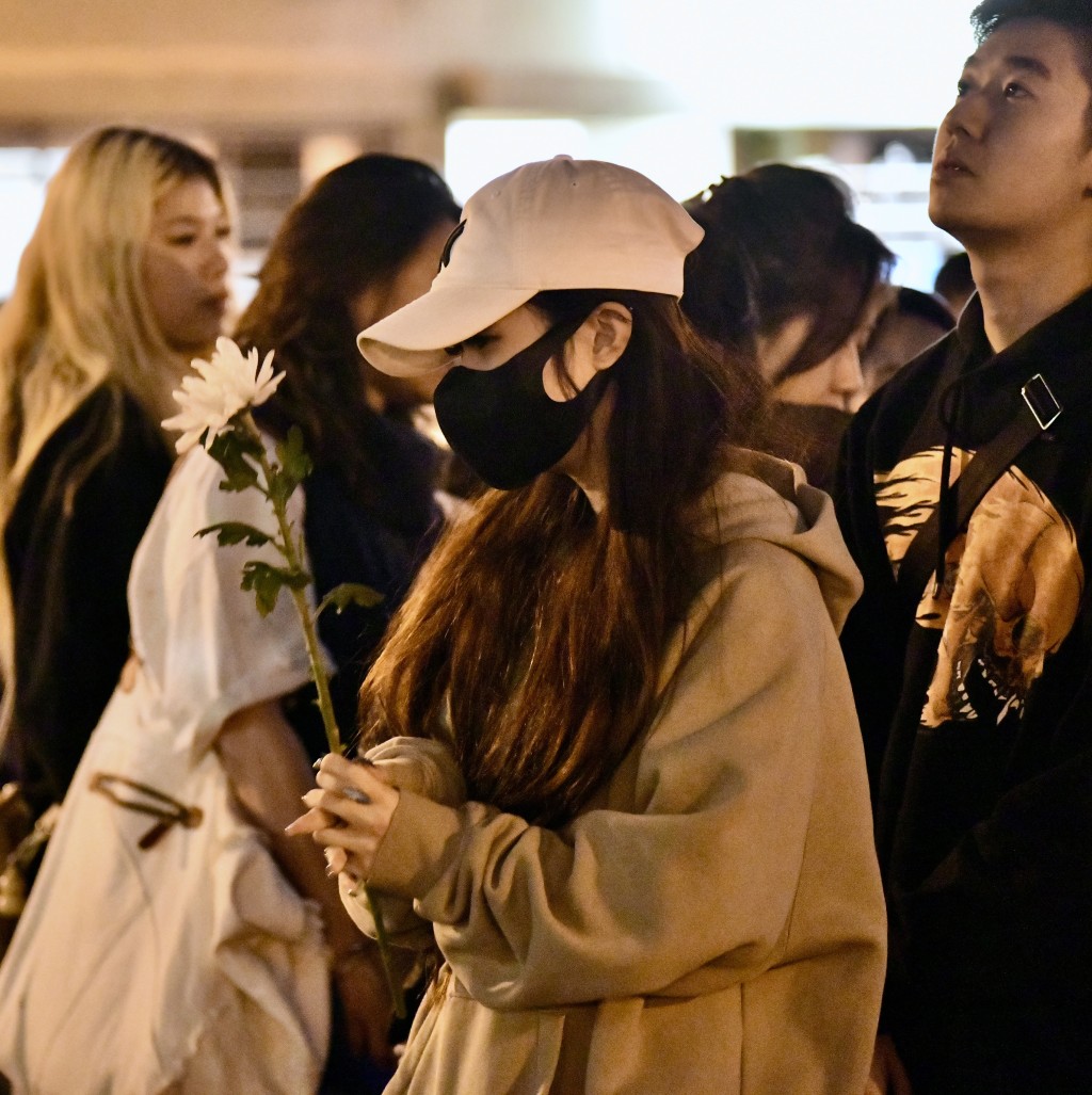 市民為死難者獻花,神情哀傷。 市民為死難者獻花,神情哀傷。