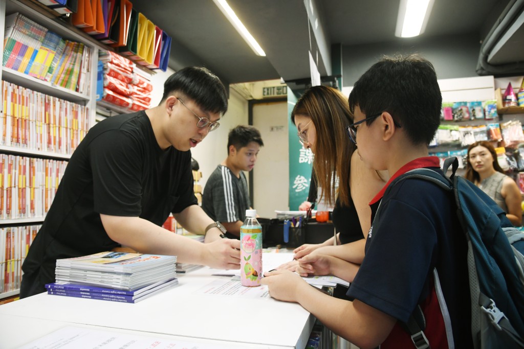 会方获教育局协助下，获78间小学及69间中学提供本学年及上学年的书单。