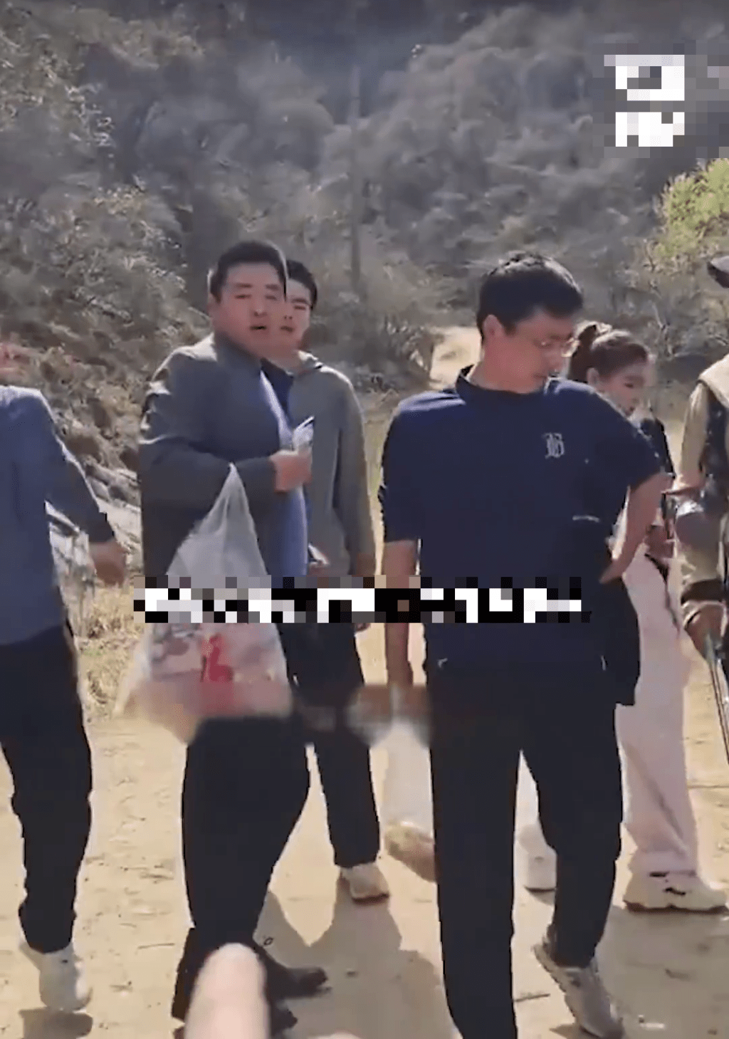 兩惡遊客秦嶺亂拋垃圾推撞義工。