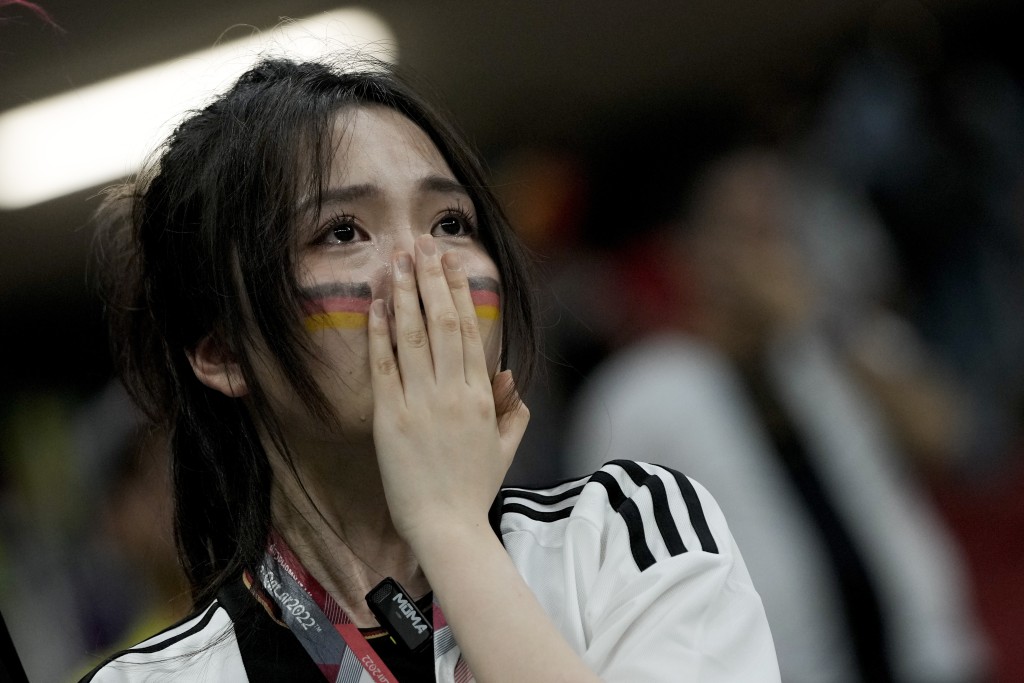 支持德國的女球迷十分傷心。  AP