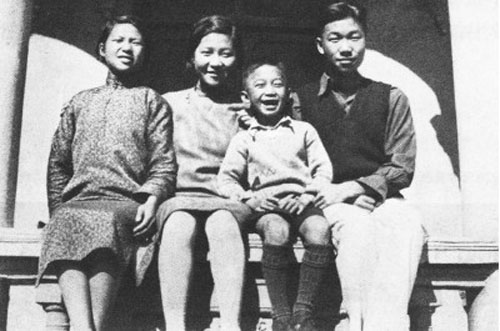 由左至右依次為：梁思寧、梁思睿、梁思禮和梁思達，1934年攝於天津飲冰室（天津梁啟超舊居）前。（維基百科圖片）