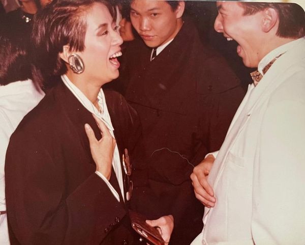 胡渭康在1982年參加《第一屆新秀歌唱大賽》後出道，與梅艷芳是好友！