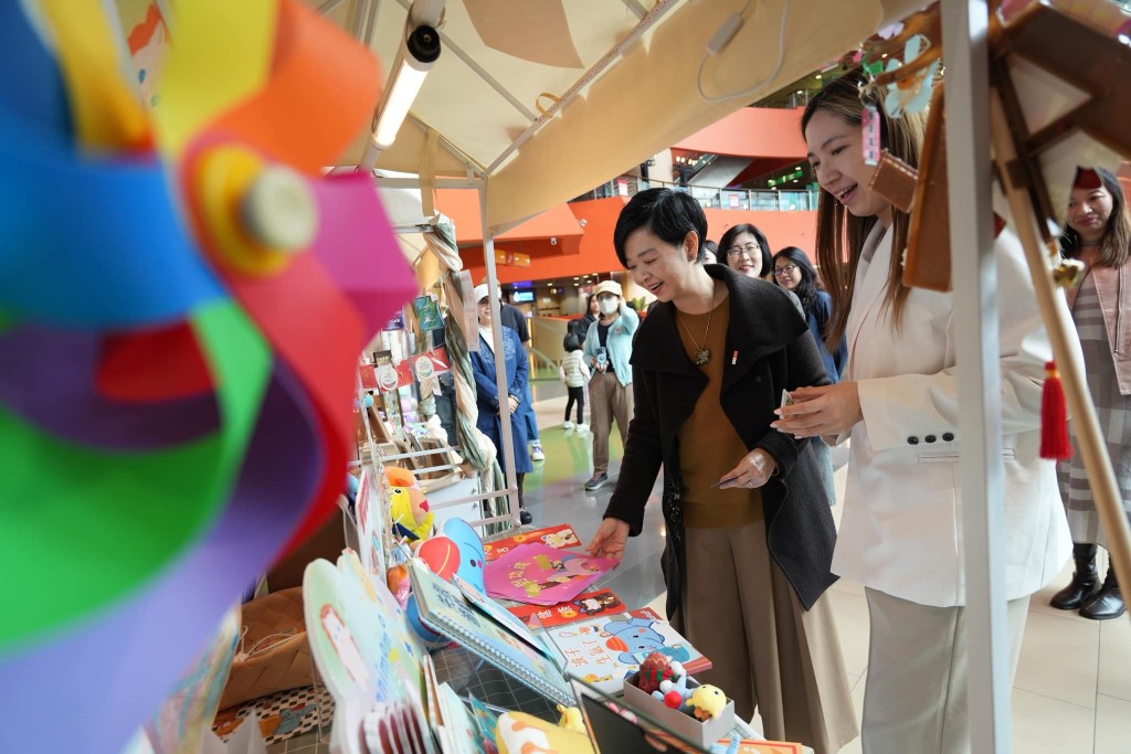 「animomo」為孩童設計情緒繪本和繪本工作坊，讓孩子共同學習、玩樂。何永賢fb圖片