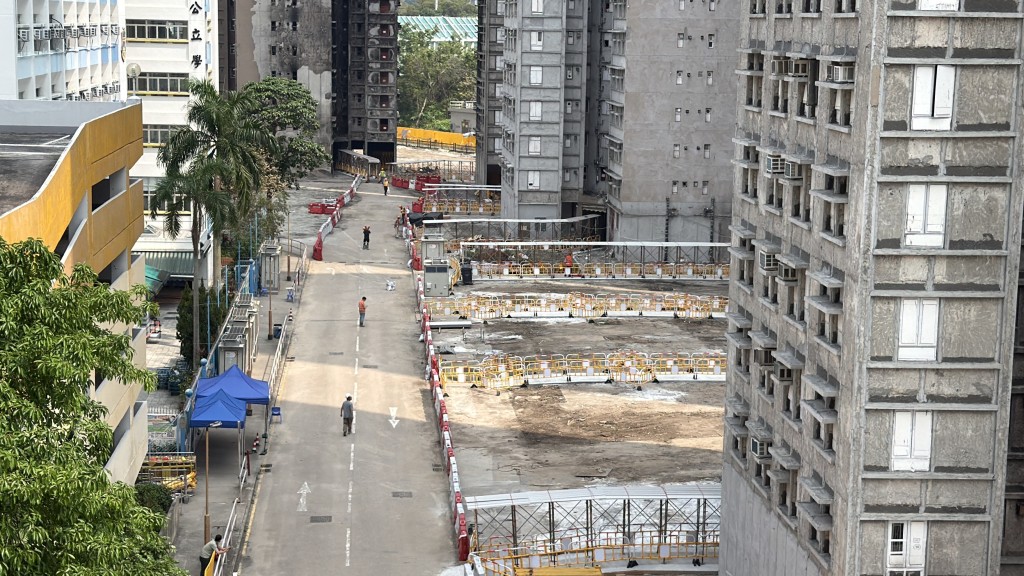 屋苑對開入口附近搭建多個帳篷，相信為上樓作準備。