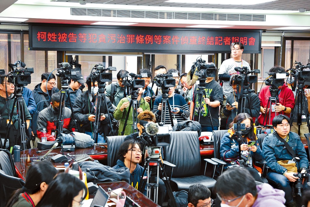 台北地檢署召開記者會起訴柯文哲,吸引眾多媒體關注。