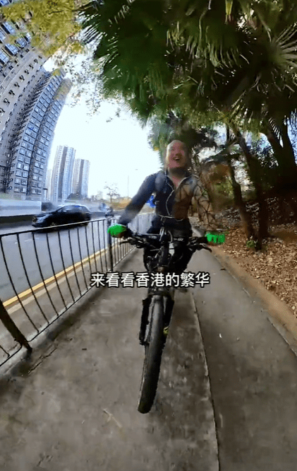 抵港翌日，阿秋上载在行人路上踩单车的影片，并用广东话表示自己来港的目的。抖音截图