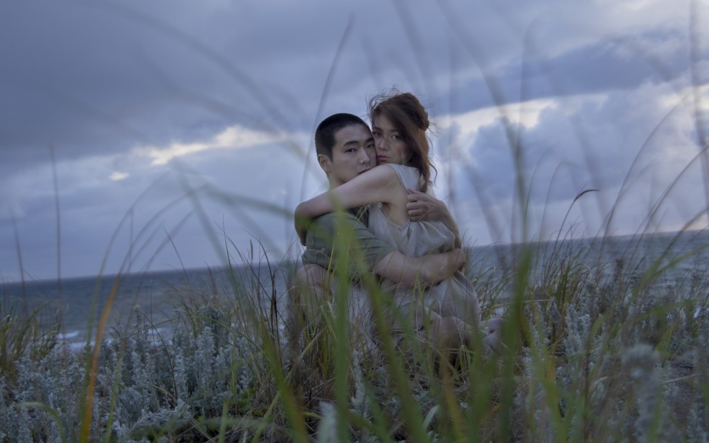 導演荒井晴彥一直想拍「散發出死亡與性愛氣息」的電影，所以見到白石一文在311地震後推出以天災為背景的小說，交織男女之間的糾纏，十分佩服，就有了改編的想法。