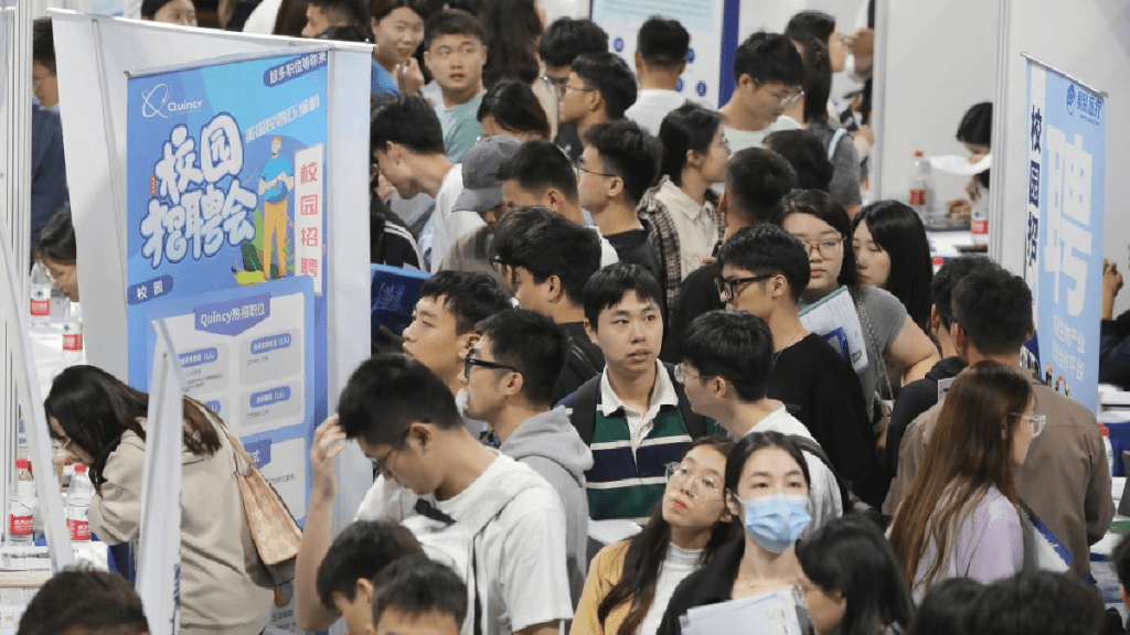青年就業競爭劇烈。(新華社)