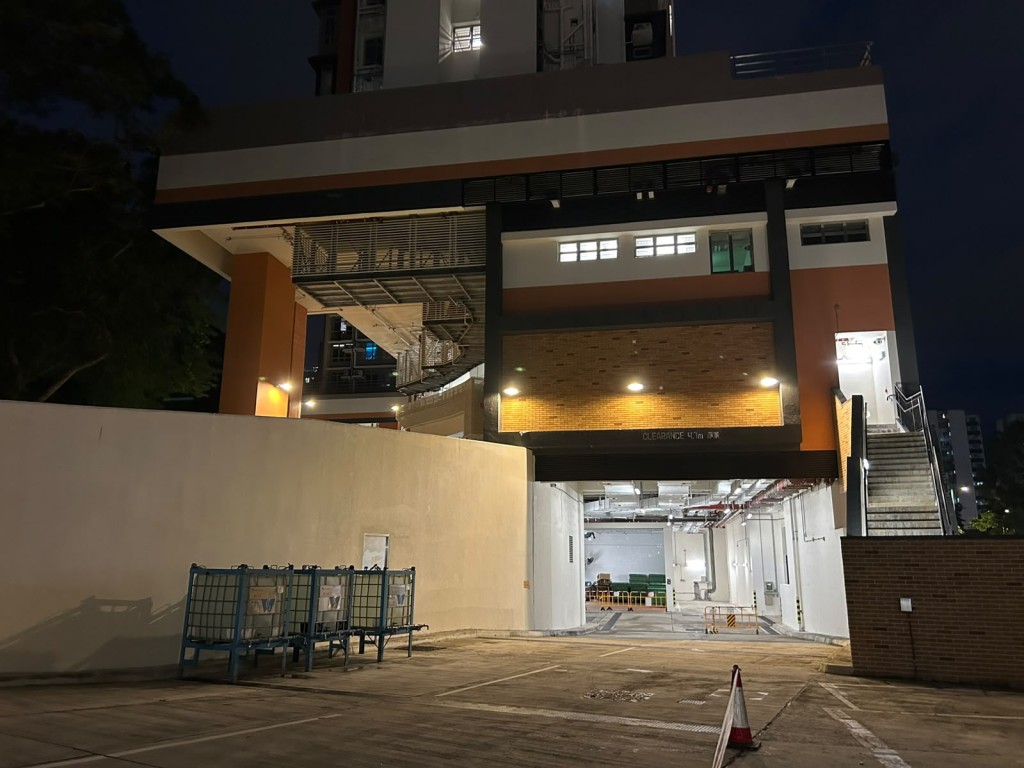 水務署於顯發邨放置3個水箱予市民取用。