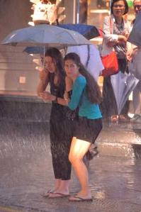 黃色暴雨警告下的中環鬧市。 盧江球攝