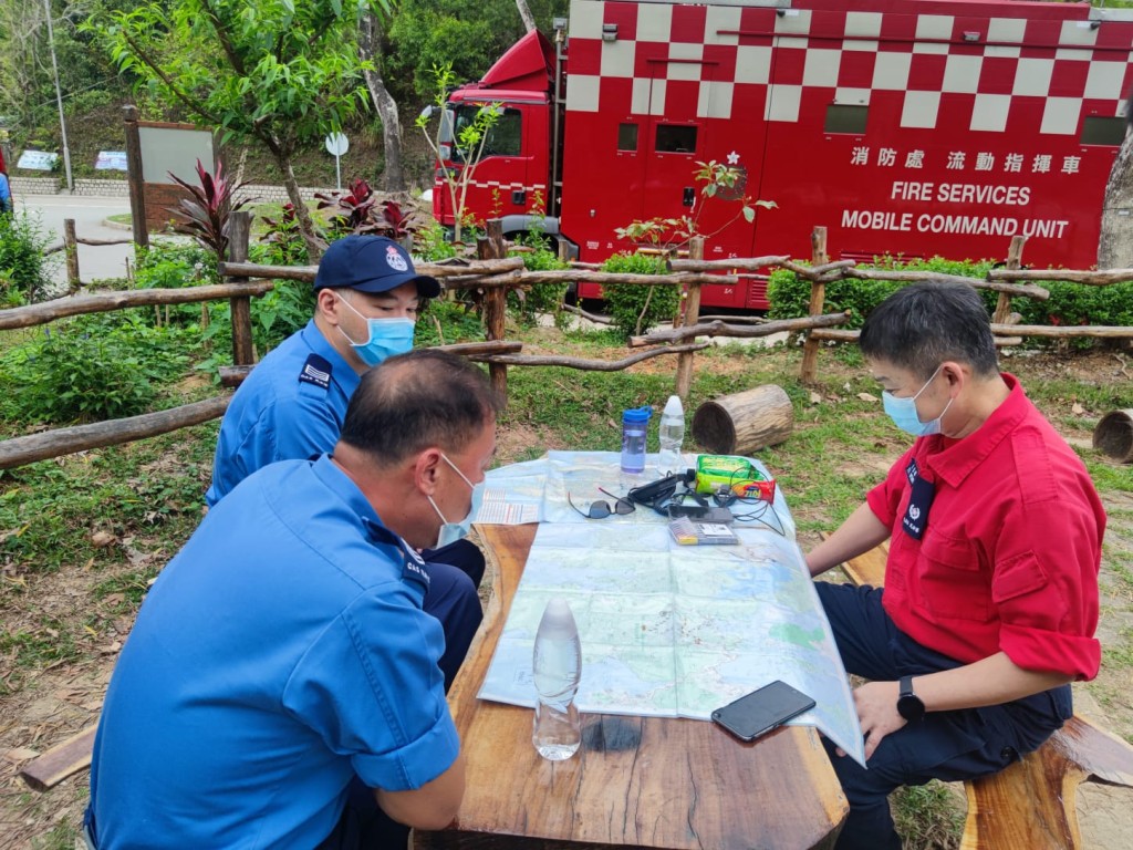 消防處流動指揮車設立臨時指揮中心。梁國峰攝