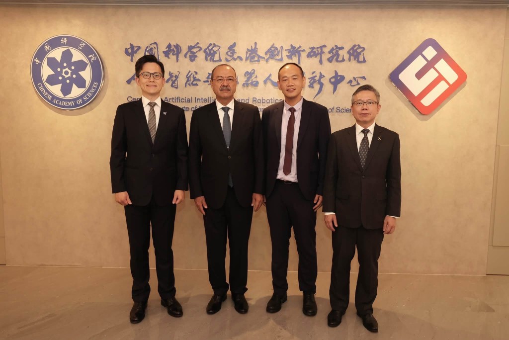 香港科技園公司行政總裁黃秉修和創新科技署副署長哈夢飛的陪同下,一同參觀園區及研發中心。 香港科技園公司行政總裁黃秉修和創新科技署副署長哈夢飛的陪同下,一同參觀園區及研發中心。