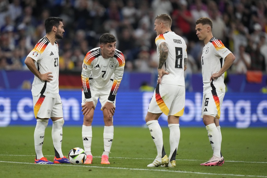 德國(白衫)為確保首名出線，尾輪對瑞士不留力。AP