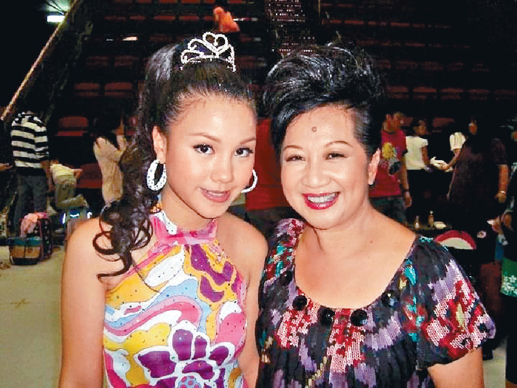 家燕學生■宋宛穎十一歲時成為家燕姐學生，更被安排喺《歡樂滿東華》中同家燕姐伴舞，故好期待今年《東華》跟家燕姐同台。