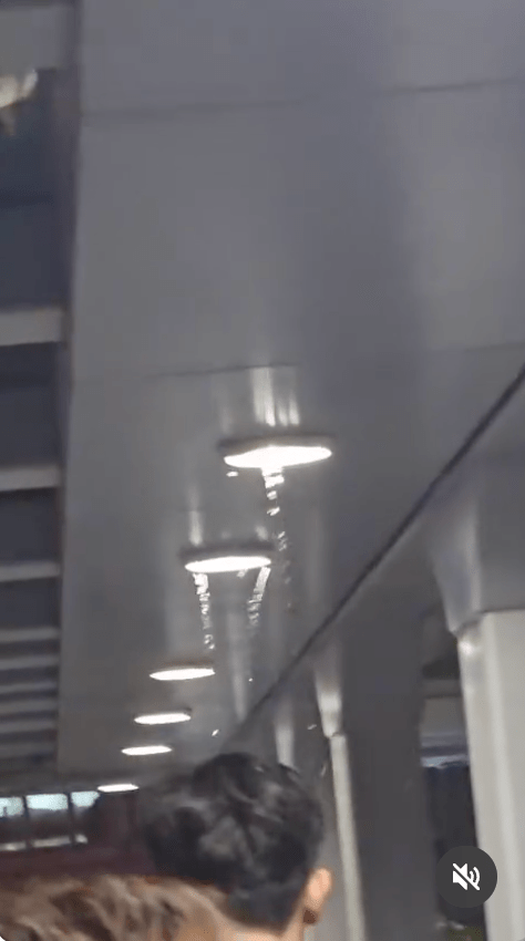 其中一條8秒影片顯示,在疑似橫跨荃灣大河道的著名行人天橋內,頂部多盞照明燈的罅隙正如同花灑般不斷向下滴水。Threads@mt.con 其中一條8秒影片顯示,在疑似橫跨荃灣大河道的著名行人天橋內,頂部多盞照明燈的罅隙正如同花灑般不斷向下滴水。Threads@mt.con
