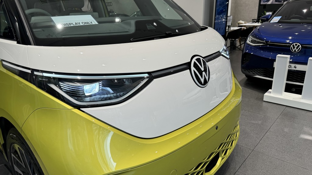 電動車福士Volkswagen ID.BUZZ九龍灣預展，ID.家族式頭燈襯托中央大型VW廠徽，觀感奪目吸睛。