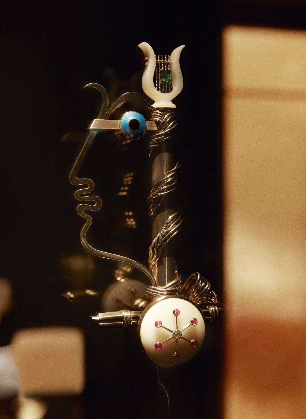 店中展示了不少典藏珍品，如這把尚 商克多（Jean Cocteau）的院士劍，出自卡地亞巴黎，1955年出品。