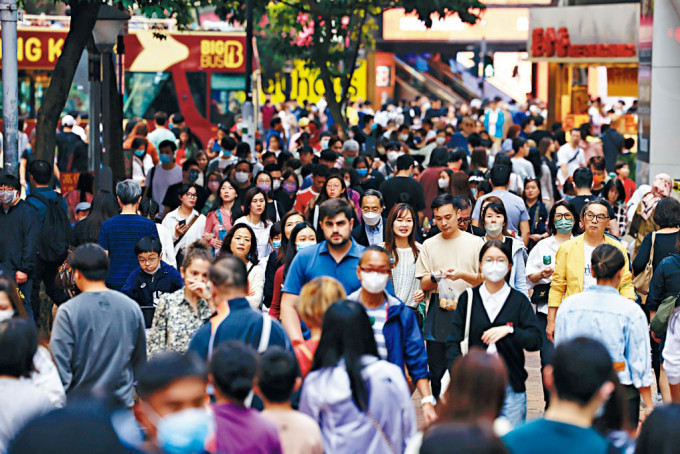 李家超指现时全世界都在抢人才及优才。资料图片