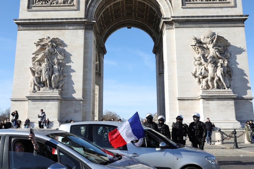 警方在通往巴黎的入口截停至少500輛汽車。AP
