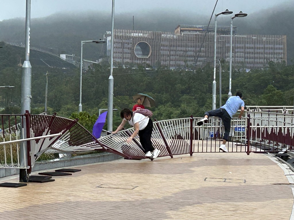 市民需要跨過圍欄。楊偉亨攝