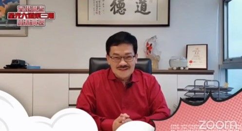 香港動漫畫聯會會長黃玉郎致辭。