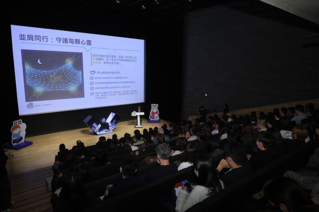 「Open 噏」主辦機構代表與在場人士分享案例和經驗，以及展示以「Open 噏」系統為基礎 所研發的全新網上輔導科技平台。