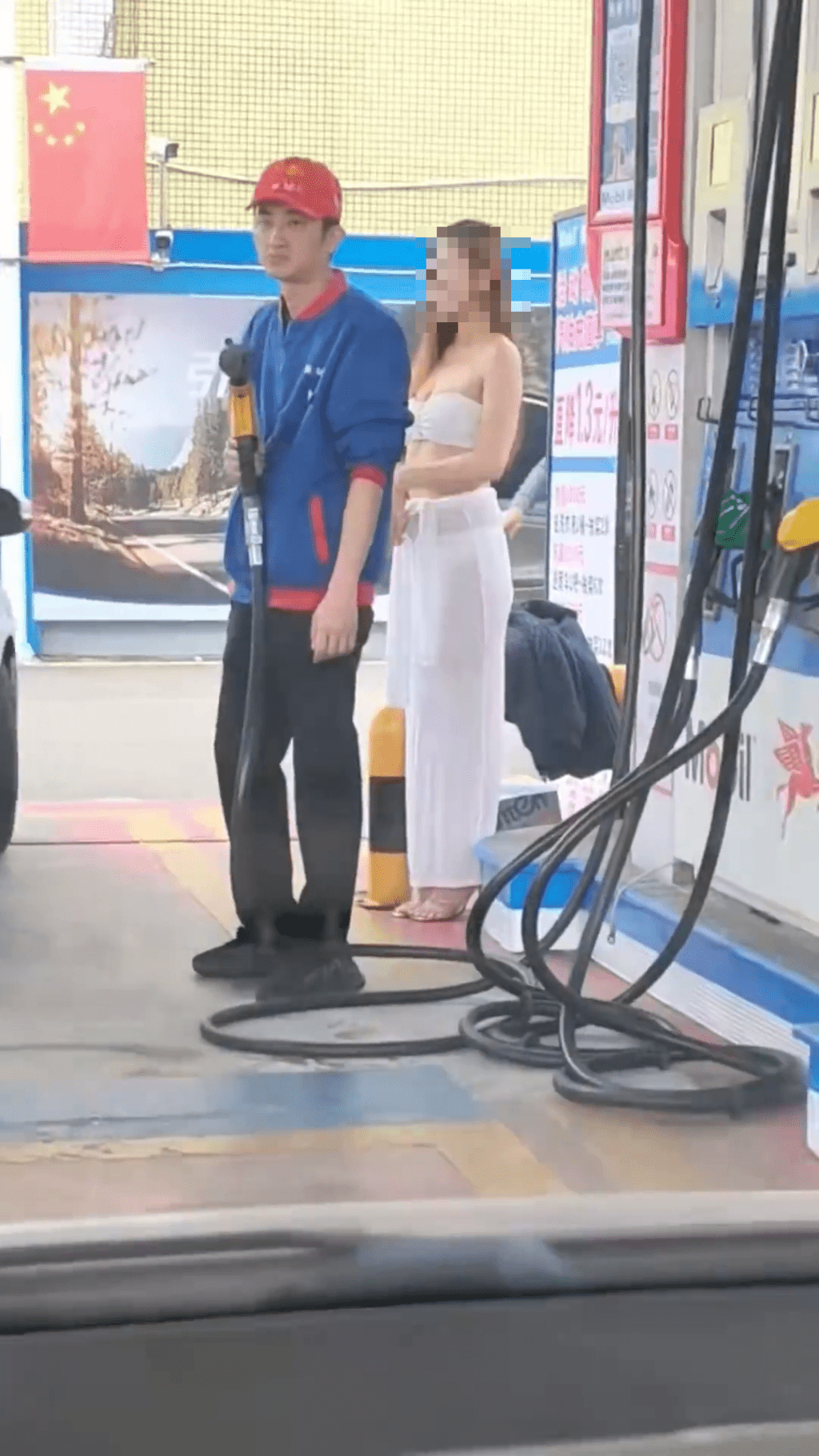 江門加油站「火辣美女」促銷，衣著性感暴露引發爭議。