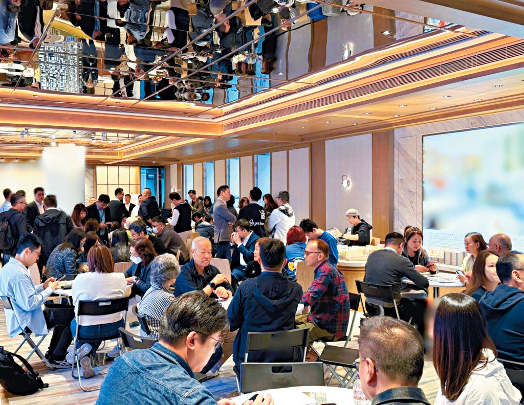 柏瓏III昨日進行新一輪銷售，吸引不少準買家到場購貨，情況不俗。