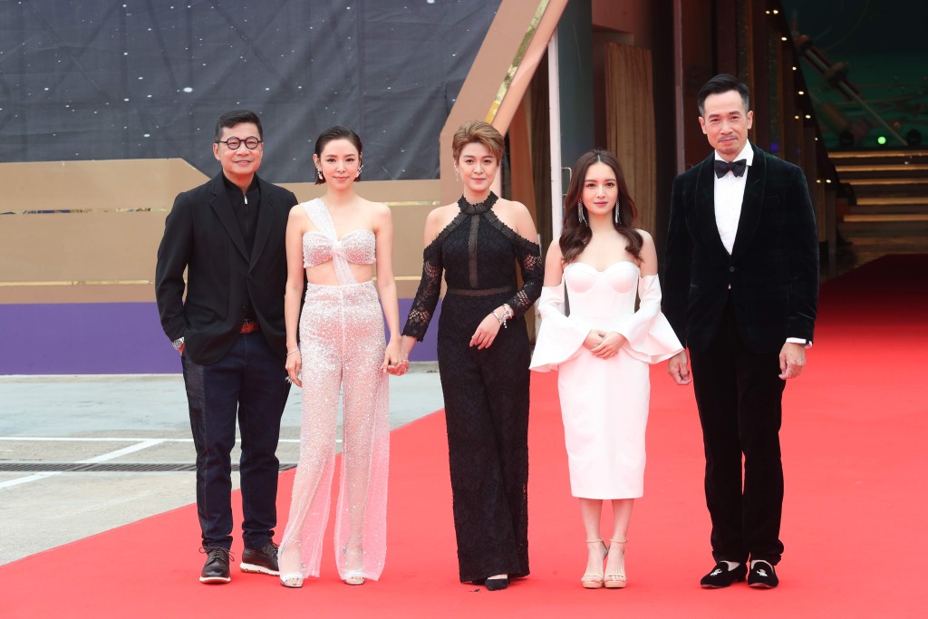 江嘉敏（中）在《TVB節目巡禮2022》上另一打扮亦被指撞樣鄭佩佩。
