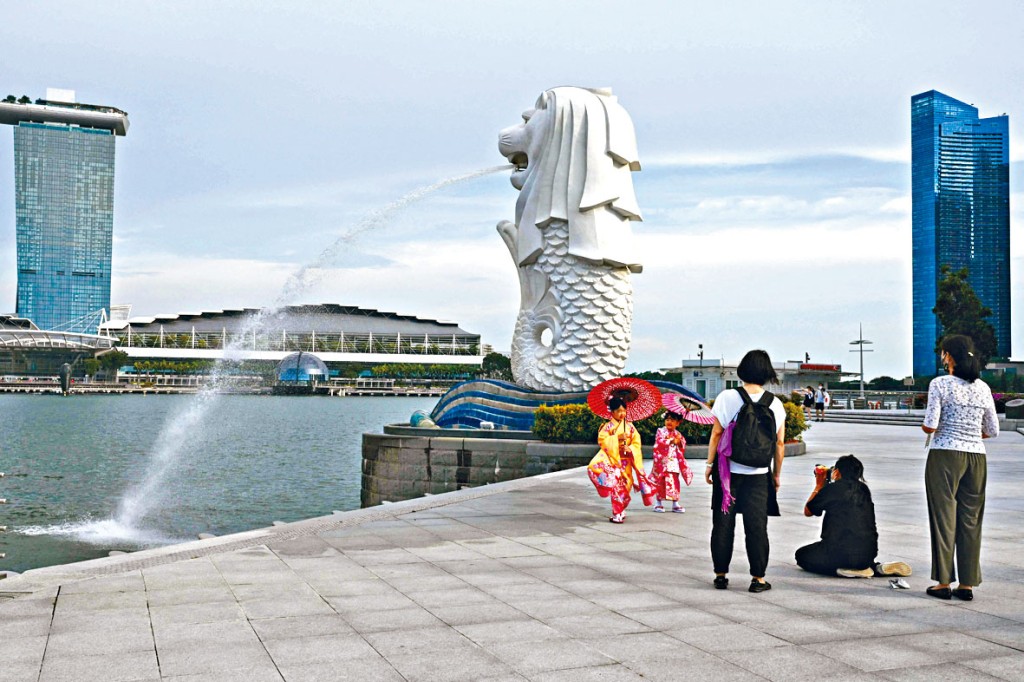 新加坡昨日意外宣布收紧货币政策，为3年来首次。