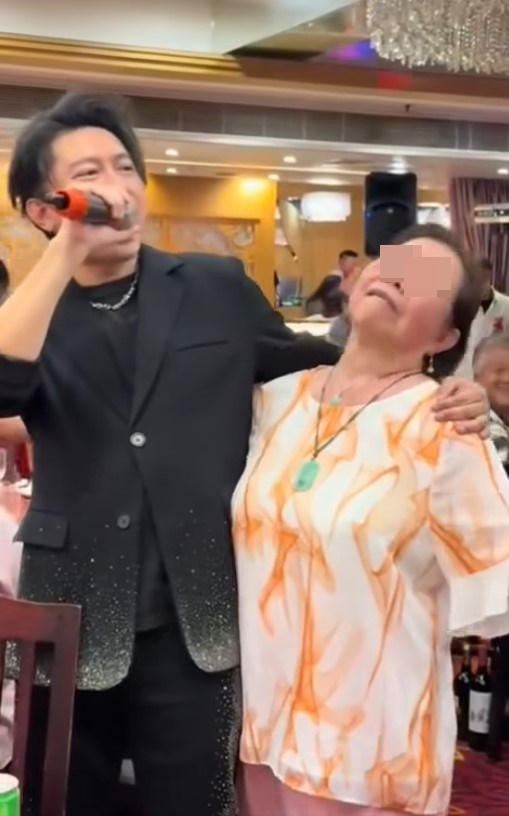 熱情女士擺晒甫士,希望禢振華快點親她。 熱情女士擺晒甫士,希望禢振華快點親她。