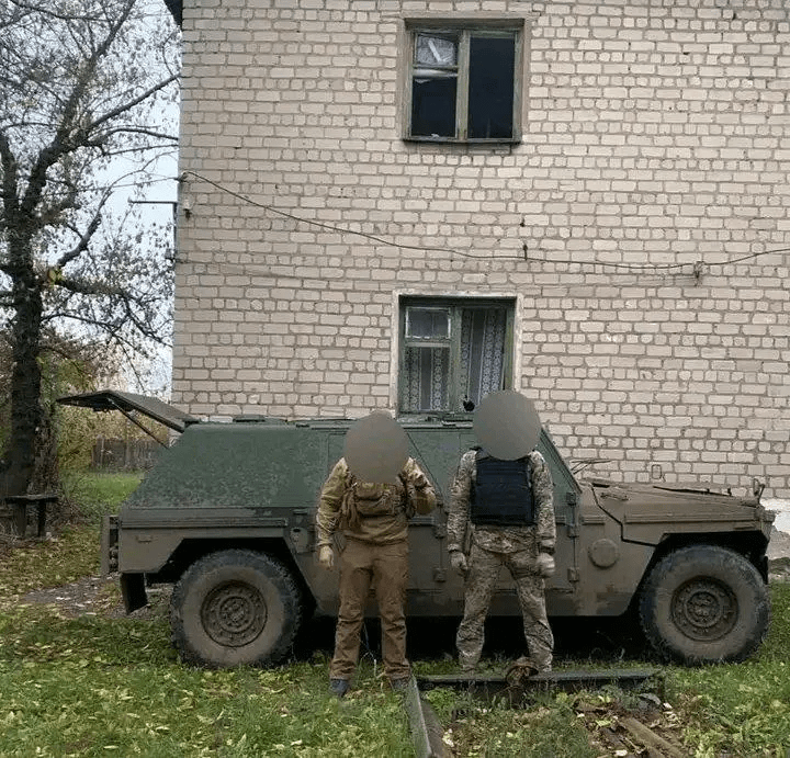 士兵在鹰式装甲车前留影，拍摄日期及地点不详。 Telegram