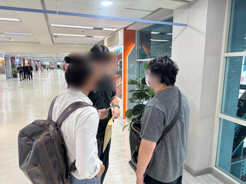 死者李姓新婚夫(右)24日為井雲蓉辦完後事,由日本返抵高雄機場時被捕。中時 死者李姓新婚夫(右)24日為井雲蓉辦完後事,由日本返抵高雄機場時被捕。中時