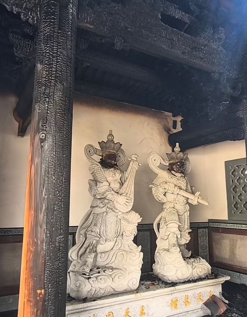 網傳福建安溪廟宇遭雷擊著火。微博@昆侖山小神仙 網傳福建安溪廟宇遭雷擊著火。微博@昆侖山小神仙