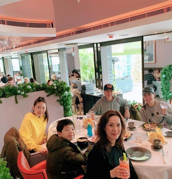 汪詩詩早前將一家人全家福大合照放上網，其媽媽樣貌年青成為焦點。