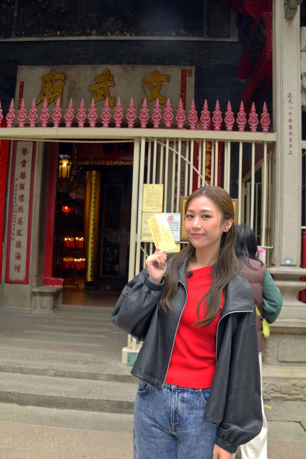 何沛珈來到上環文武廟求事業籤。