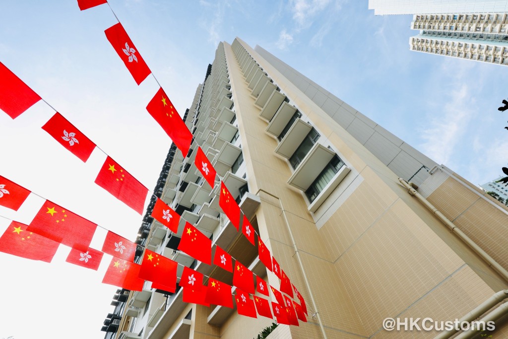 海关办公室、口岸工作地点以及职员宿舍，都挂上中国与香港旗帜。海关FB