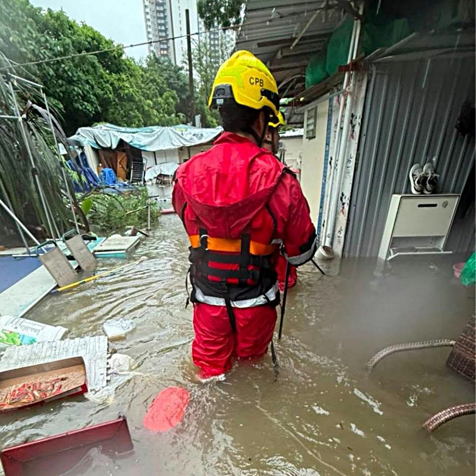 消防處接獲57宗水浸事故。fb:香港消防處 消防處接獲57宗水浸事故。fb:香港消防處
