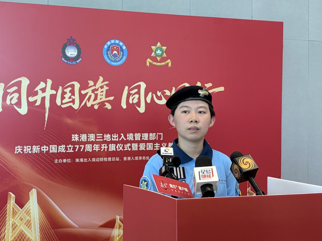 韋采倩表示，目睹五星紅旗伴隨國歌緩緩升起，形容內心滿是激動與自豪。