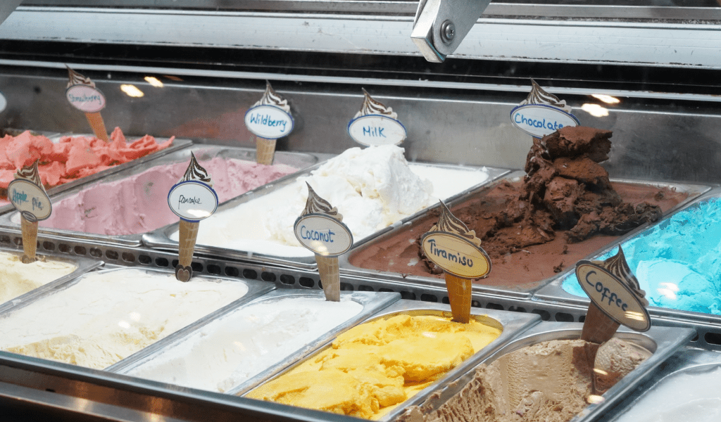 Holly Brown全港首创的即叫即炒雪糕系列多达20种炒雪糕口味（$88），Gelato 以意大利原料制作。炒雪糕均为即叫即炒，顾客可以看到店员制作过程。（Ricca摄）