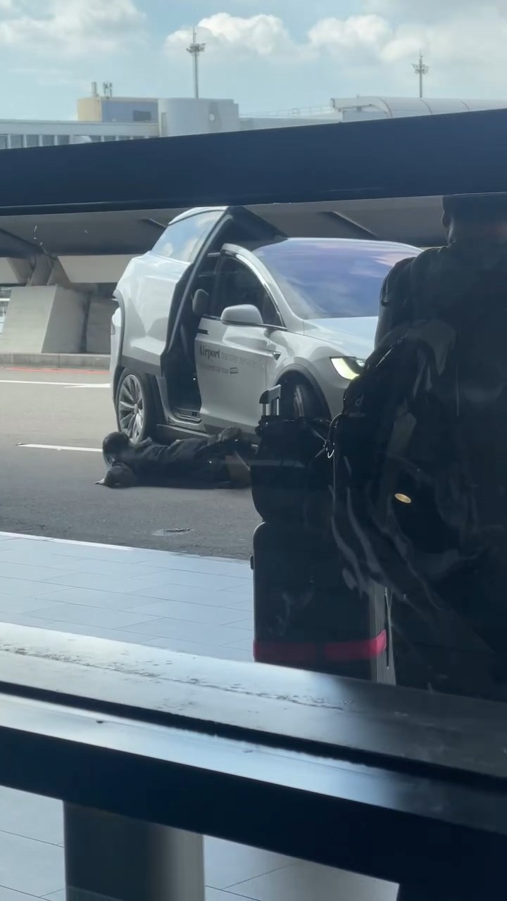 女乘客被甩出車外,幾乎被Tesla輾過。threads@ysx.tw_47片段截圖 女乘客被甩出車外,幾乎被Tesla輾過。threads@ysx.tw_47片段截圖