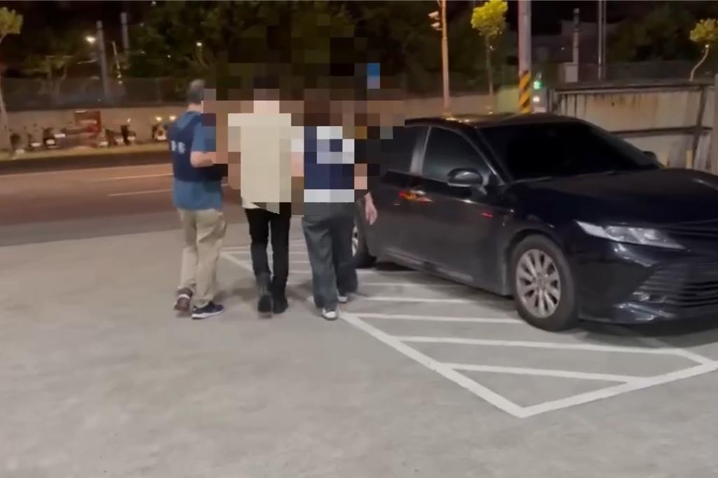 台灣警方暫時拘捕2人,涉協助槍手逃亡。中時 台灣警方暫時拘捕2人,涉協助槍手逃亡。中時