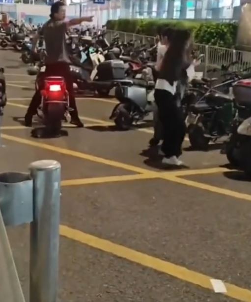 深圳有年輕女子在地鐵站口被精神病漢狂毆。抖音@五大連池市總工會
