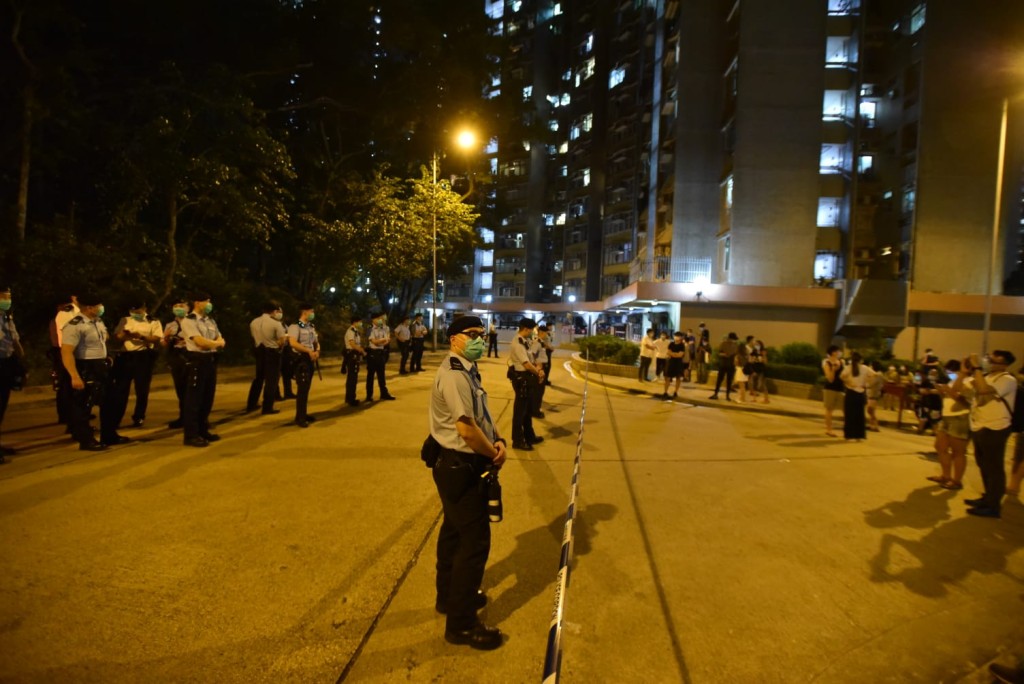 警方拉起封鎖綫阻隔開人群。黃文威攝